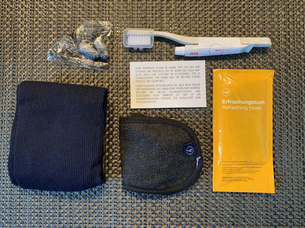 Review Lufthansa Premium Economy Amenity Kit